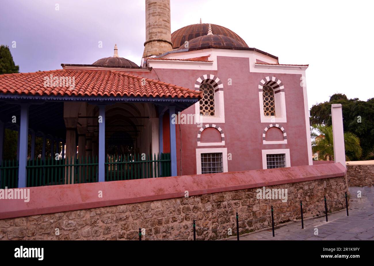 Blick auf die Moschee von Suleiman dem herrlichen auf der Insel Rhodos. Leere Straßen, fallende Blätter, die Kuppel des Tempels, das Minarett der Moschee Stockfoto