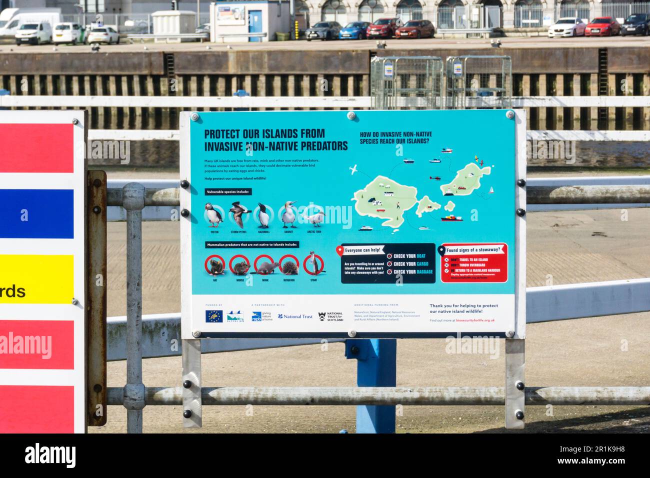 Ein Schild am Fährhafen von Aberdeen warnt vor invasiven nicht-einheimischen Raubtieren. Stockfoto