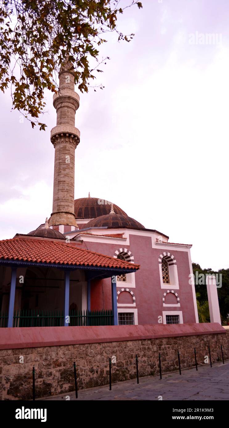 Blick auf die Moschee von Suleiman dem herrlichen auf der Insel Rhodos. Leere Straßen, fallende Blätter, die Kuppel des Tempels, das Minarett der Moschee Stockfoto