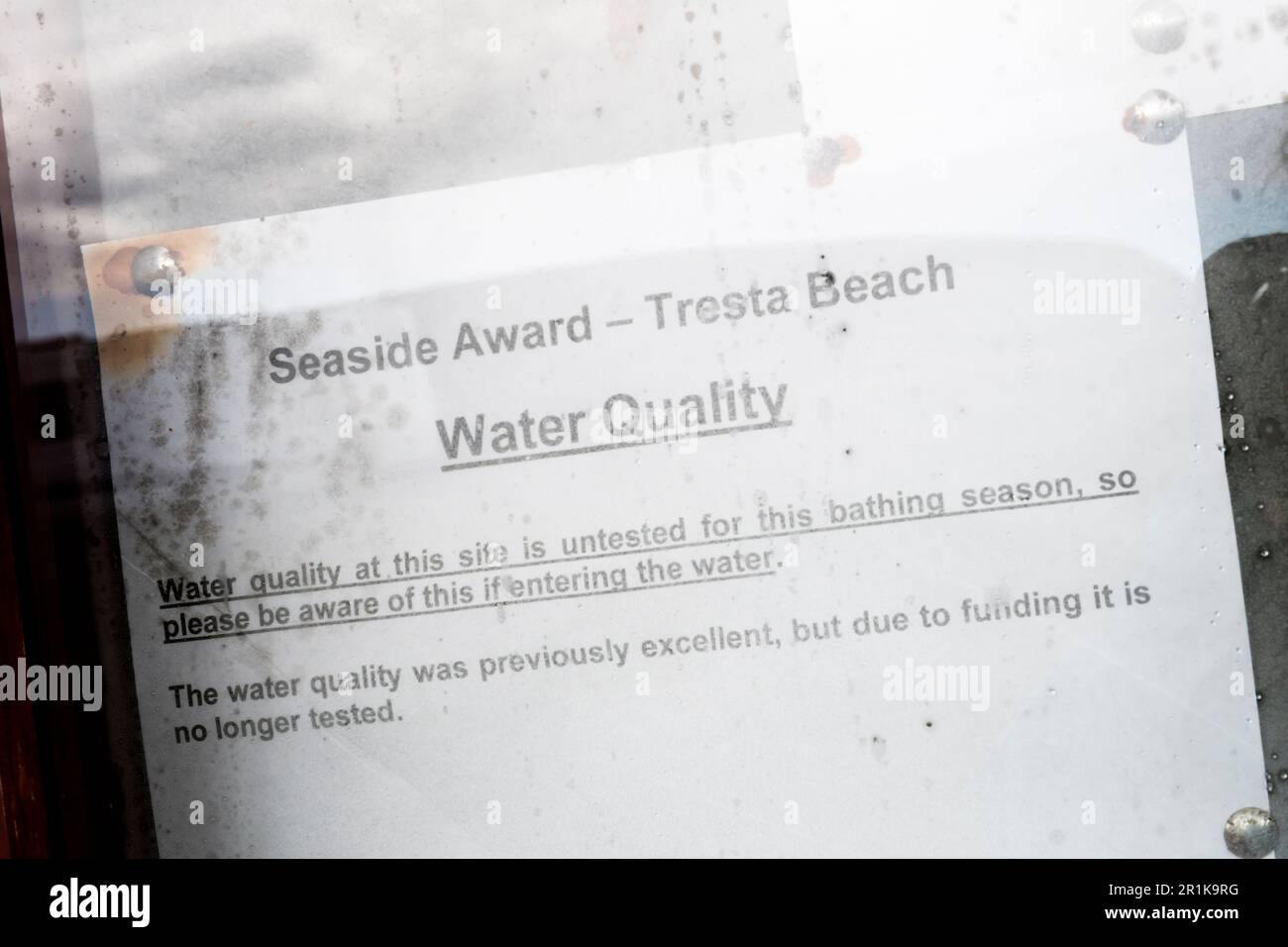 In einer Mitteilung am Tresta Beach auf den Shetland-Inseln (Fetlar) wird darauf hingewiesen, dass die Wasserqualität aufgrund fehlender Mittel nicht mehr geprüft wird. Stockfoto
