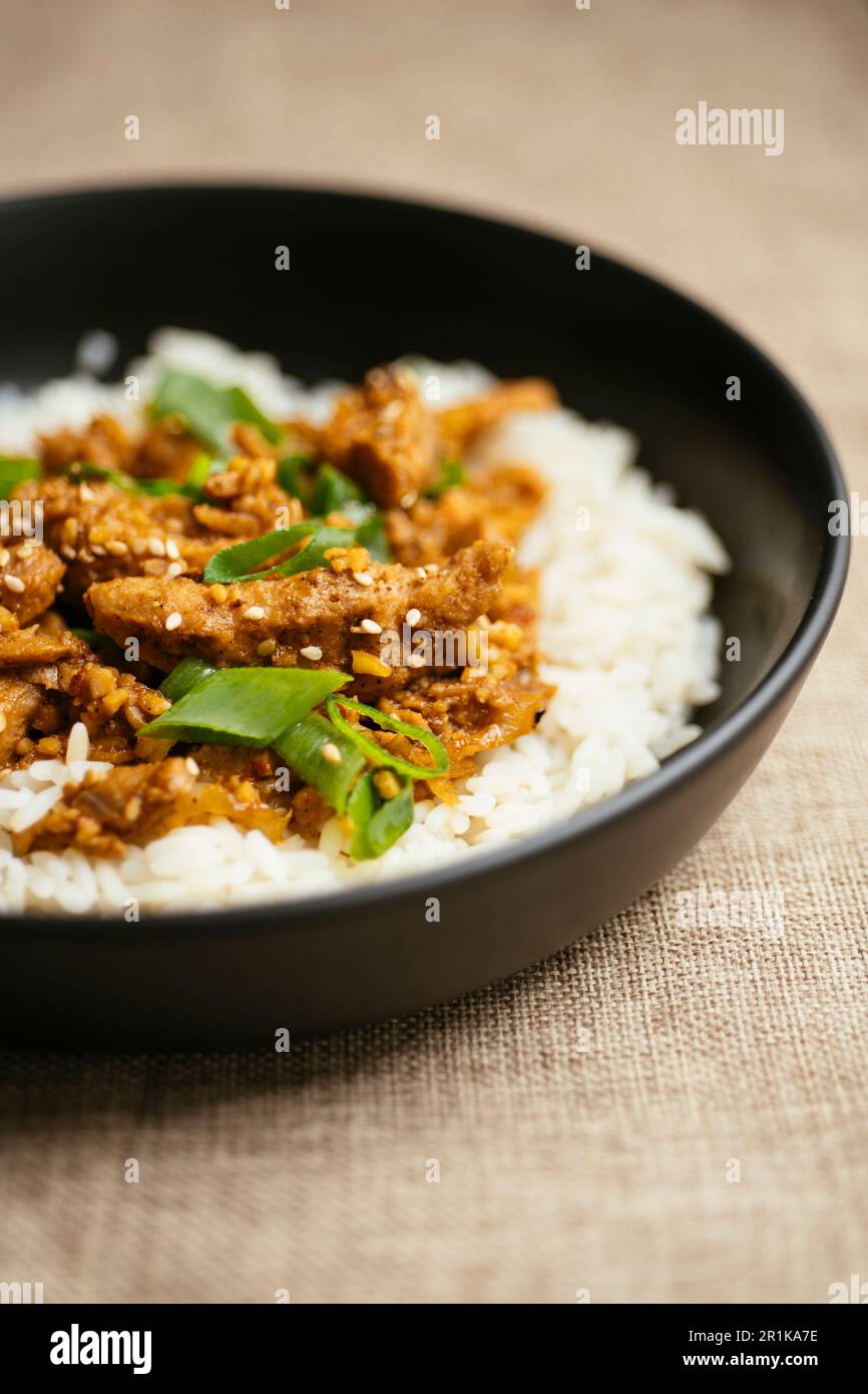 Vegane koreanische Bulgogi mit würzigen TVP-Locken, serviert auf Reis. Stockfoto