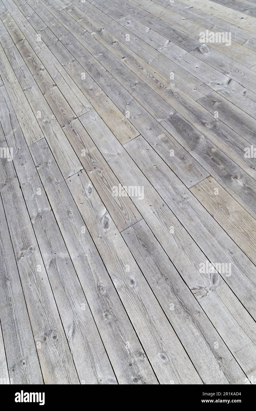 Ein etwas alter grauer Holzböden, geneigter Winkel. Draufsicht. Hochauflösender strukturierter Vollformathintergrund. Ansicht von oben. Stockfoto