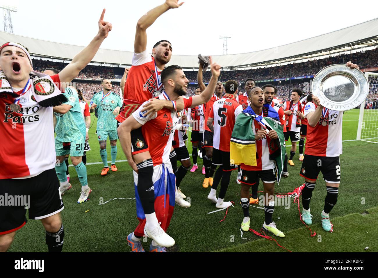 ROTTERDAM - die Meisterschaftsbowl ist für Feyenoord nach dem niederländischen Premier-League-Spiel zwischen Feyenoord und Go-ahead Eagles im Feyenoord Stadion de Kuip am 14. Mai 2023 in Rotterdam, Niederlande. ANP OLAF KRAAK Stockfoto