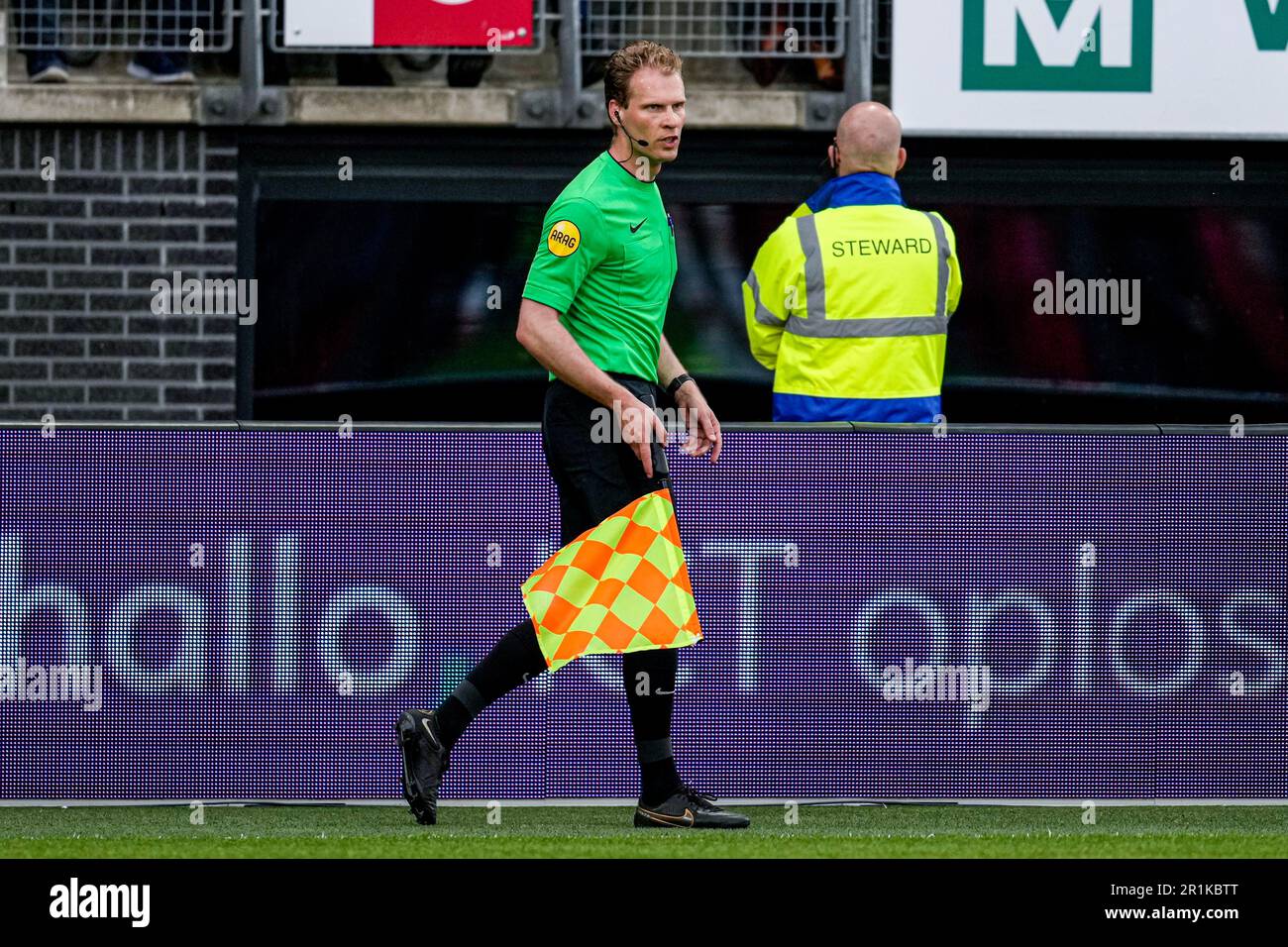 Alkmaar, Niederlande. 14. Mai 2023. ALKMAAR, NIEDERLANDE - MAI 14: Schiedsrichter Sjoerd Nanninga während des niederländischen Eredivisie-Spiels zwischen AZ und dem FC Emmen im AFAS-Stadion am 14. Mai 2023 in Alkmaar, Niederlande (Foto von Patrick Goosen/Orange Pictures). Guthaben: Orange Pics BV/Alamy Live News Stockfoto