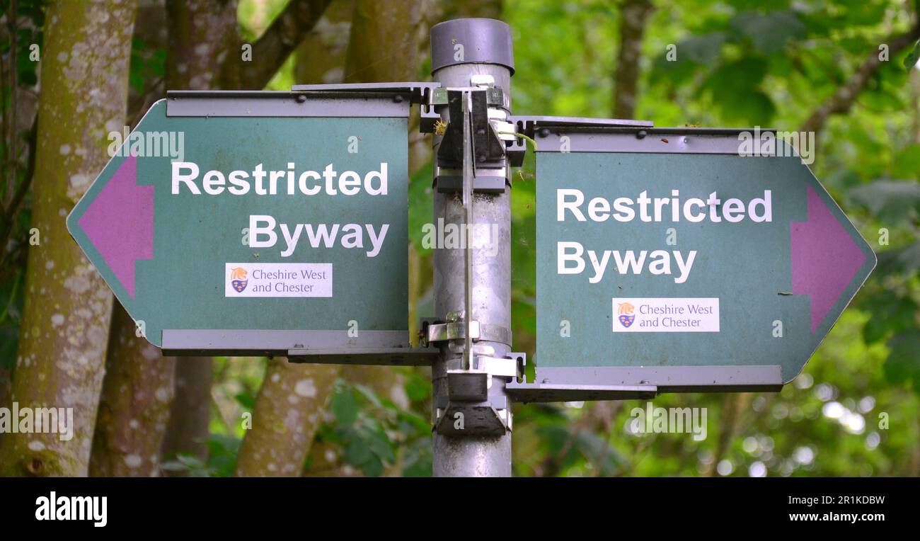 Schild „Restricted Byway“ im Little Budworth Country Park, Cheshire, Großbritannien. Eine eingeschränkte Nebenstraße ermöglicht zu Fuß, zu Pferd oder mit dem Fahrrad Fahrten. Stockfoto