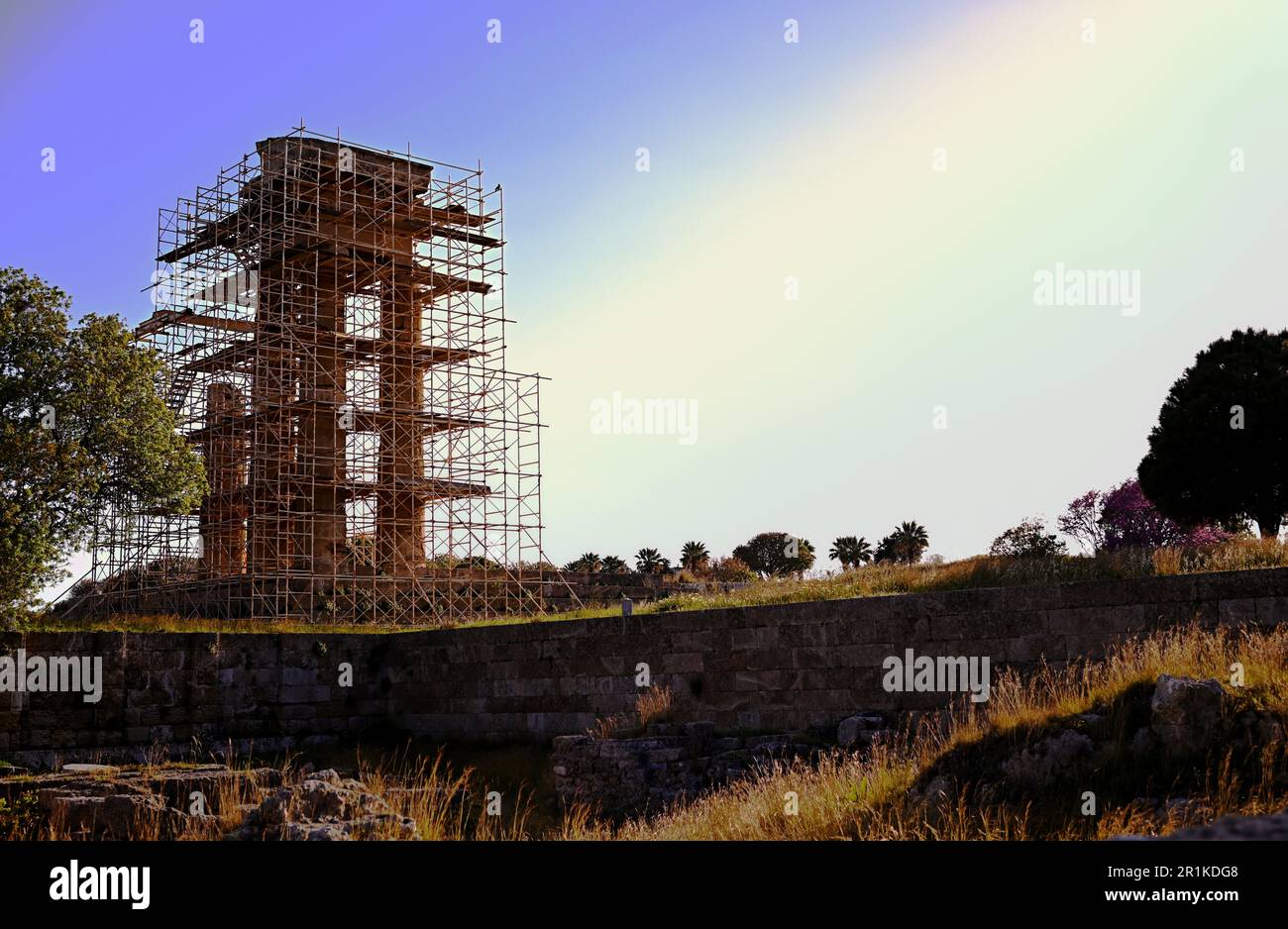 Die Überreste der Säulen des antiken heidnischen Tempels Apollo auf der Insel Rhodos. Drei Säulen des Tempels im Restaurierungsgerüst Stockfoto