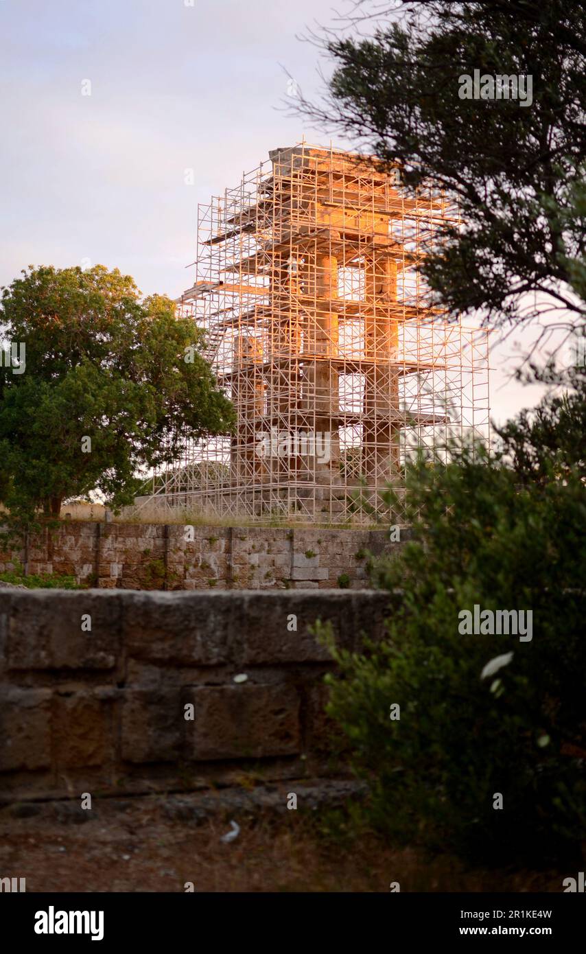 Die Überreste der Säulen des antiken heidnischen Tempels Apollo auf der Insel Rhodos. Drei Säulen des Tempels im Restaurierungsgerüst Stockfoto