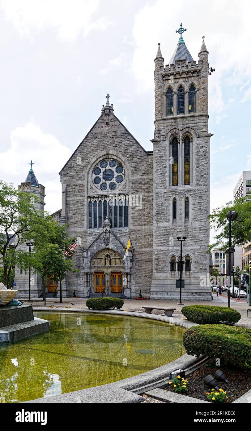 Die Kathedrale der Unbefleckten Empfängnis ist eine Wahrzeichen-Kirche westlich des Columbus Circle in der Innenstadt von Syracuse. Stockfoto