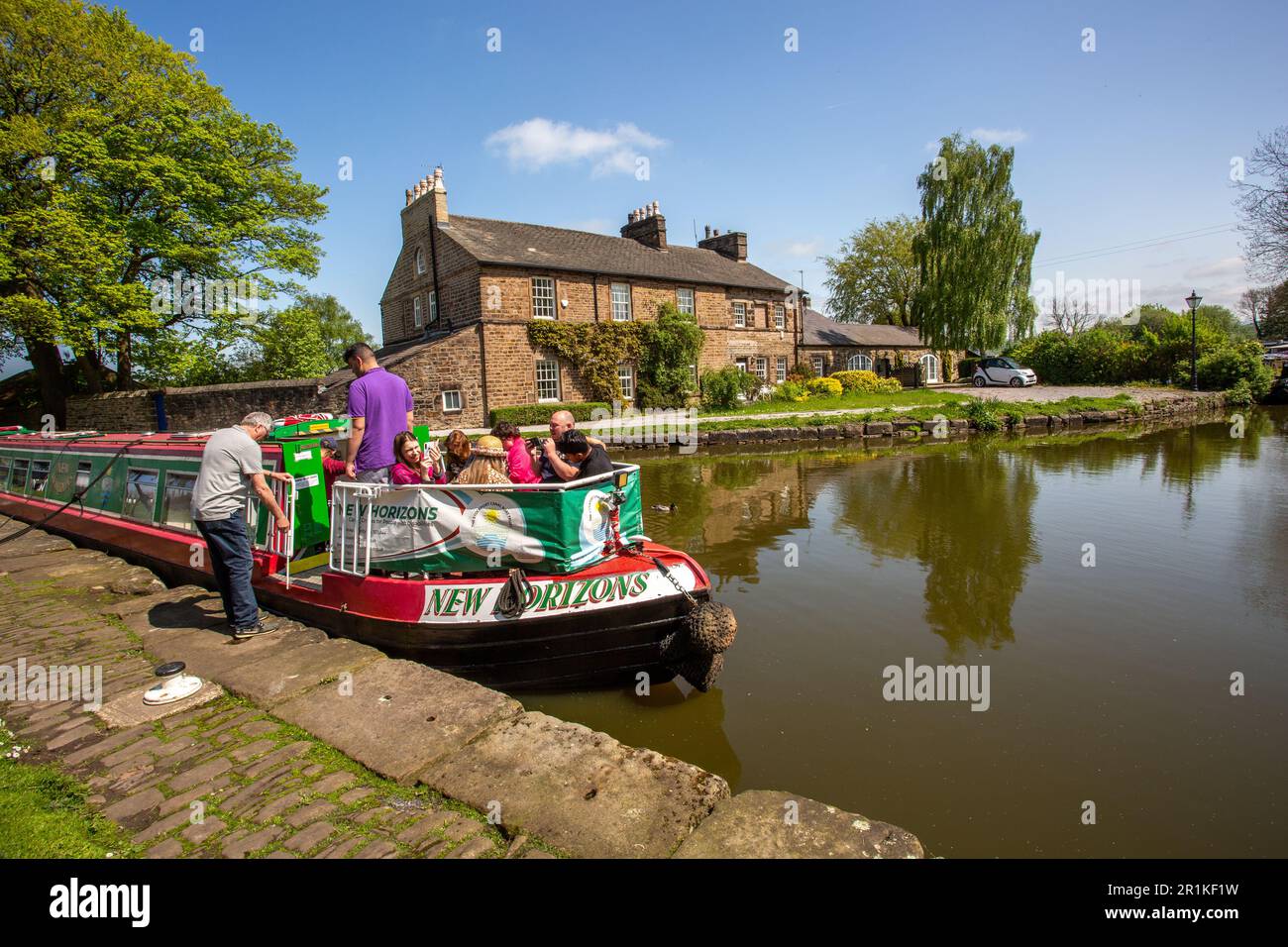 Canal Narrowboat, auf Tages- und Vergnügungsausflügen auf dem Peak Forest Canal bei Marple im Greater Manchester Stockfoto Canal Narrowboat, auf Tages- und Vergnügungsausflügen auf dem Peak Forest Canal bei Marple im Greater Manchester Stockfoto