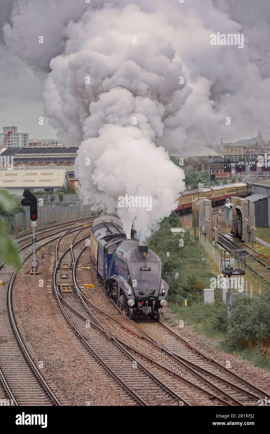 Die wunderschöne Dampflokomotive A4 Sir Nigel Gresley fährt vom bezaubernden Bahnhof Bristol Temple Meads ab Stockfoto