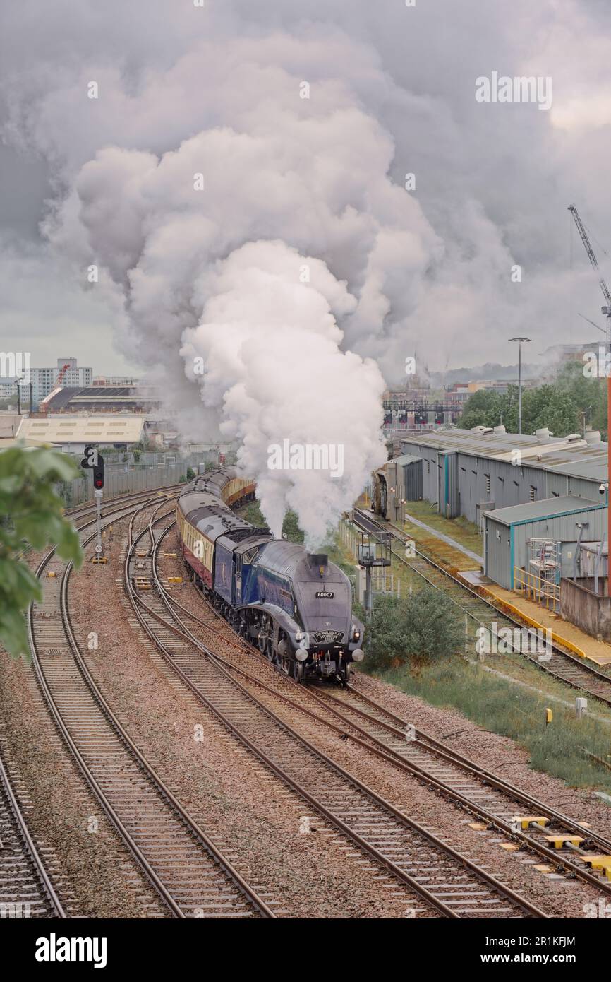 Die wunderschöne Dampflokomotive A4 Sir Nigel Gresley fährt vom bezaubernden Bahnhof Bristol Temple Meads ab Stockfoto