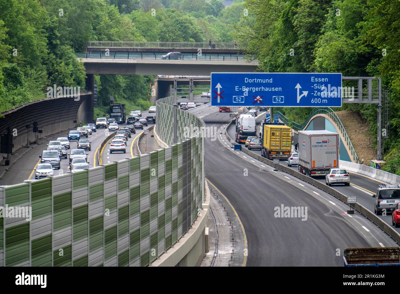 Autobahnbaustelle an der A52 in Essen, grundlegende Renovierung der Fahrbahnen in beide Richtungen, über 8 Jahre, verengte Fahrspuren, neuer Lärm barri Stockfoto