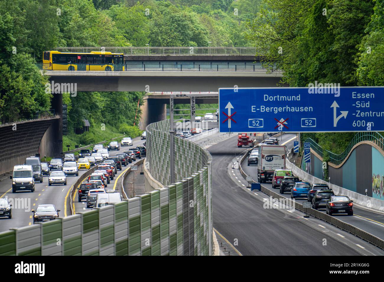 Autobahnbaustelle an der A52 in Essen, grundlegende Renovierung der Fahrbahnen in beide Richtungen, über 8 Jahre, verengte Fahrspuren, neuer Lärm barri Stockfoto