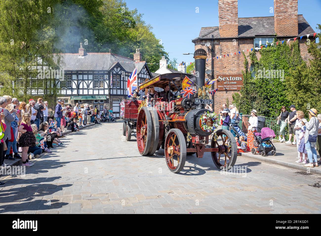 Lymm May Queen und Rose Queen 2023. Die Dampfmaschine von Aveling & Porter fährt durch das Dorf Stockfoto