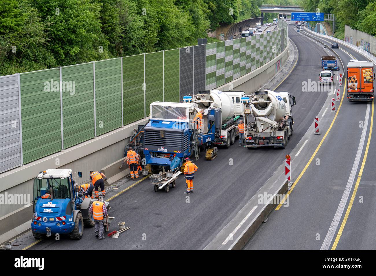 Autobahnbaustelle an der A52 in Essen, grundlegende Renovierung beider Fahrspuren in beide Richtungen, über 8 Jahre, hier der Bau von Beton cra Stockfoto