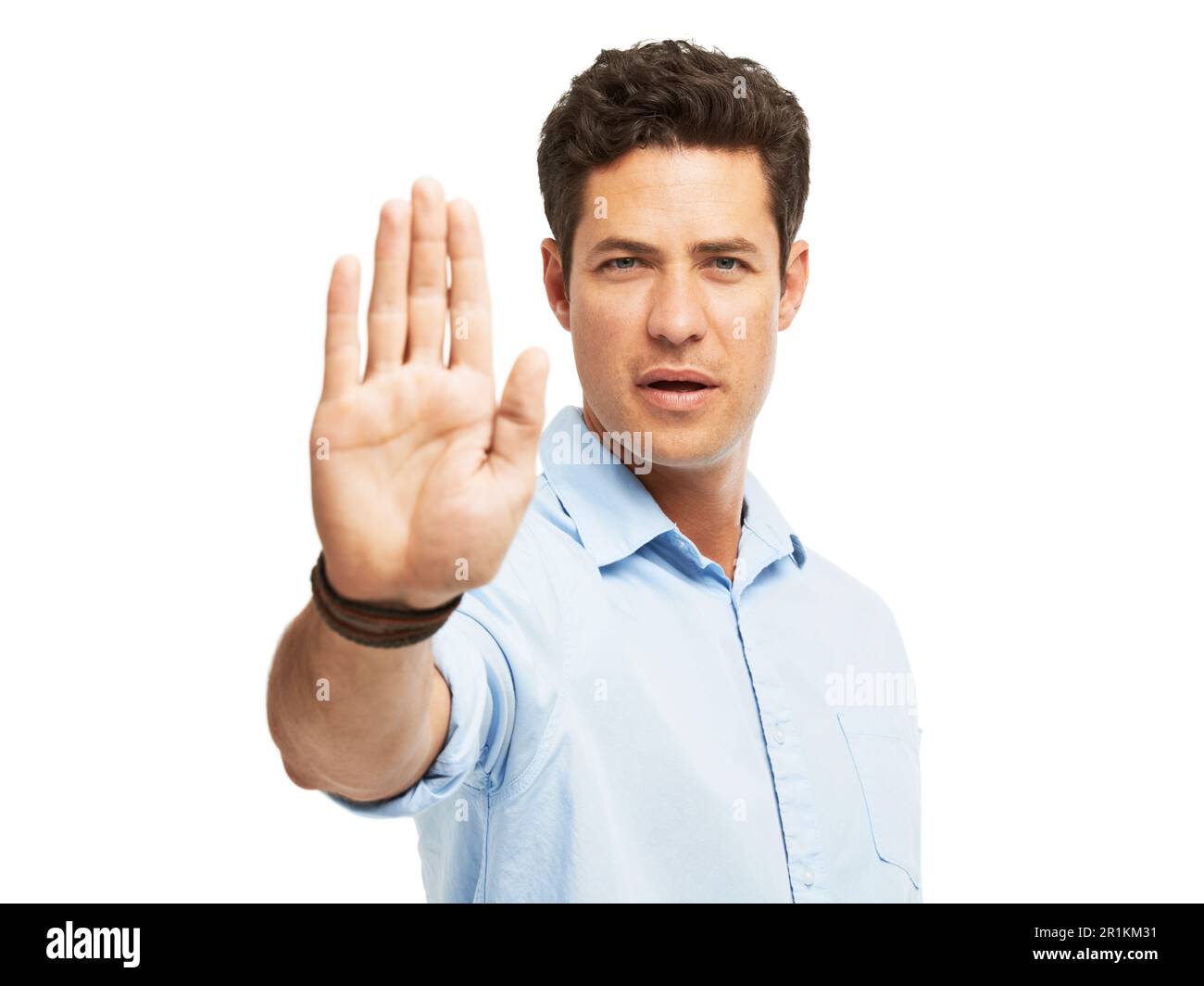 Halten Sie genau hier... Porträt eines jungen Mannes, der Ihnen sagt, Sie sollen aufhören, während Sie isoliert auf weißem Hintergrund sind. Stockfoto