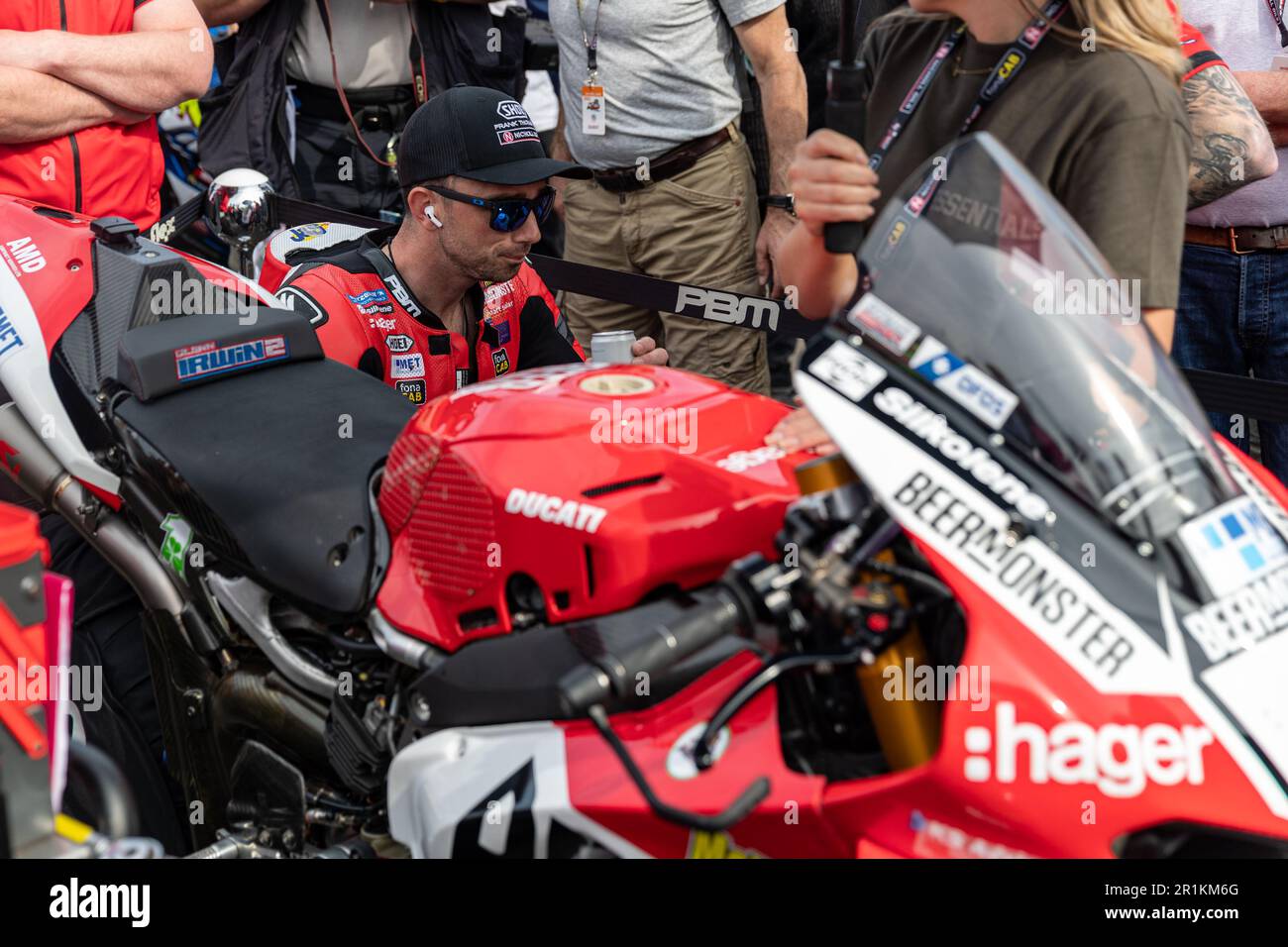 Portstewart, Großbritannien. 13. Mai 2023. Glenn Irwin (1) bereitet sich auf das Superbike-Rennen 2023 NorthWest200 vor, gesponsert vom Merrow Hotel and Spa. Glenn gewann das Rennen nach einem Vorfall mit der roten Flagge, bei dem sein Sieg im Zweifelsfall lag. Bonzo/Alamy Live News Stockfoto