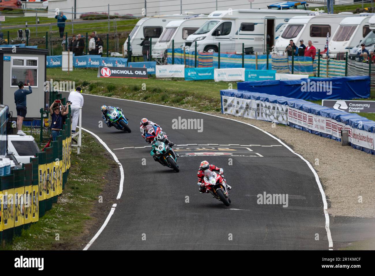 Portstewart, Großbritannien. 13. Mai 2023. Glen Irwin (1) führt Michael Dunlop (6), Alastair Seeley (34) und Dean Harrison (5) nach der ersten Runde im Superbike-Rennen 2023 NorthWest200, das vom Merrow Hotel and Spa gesponsert wird. Kredit: Bonzo/Alamy Live News Stockfoto