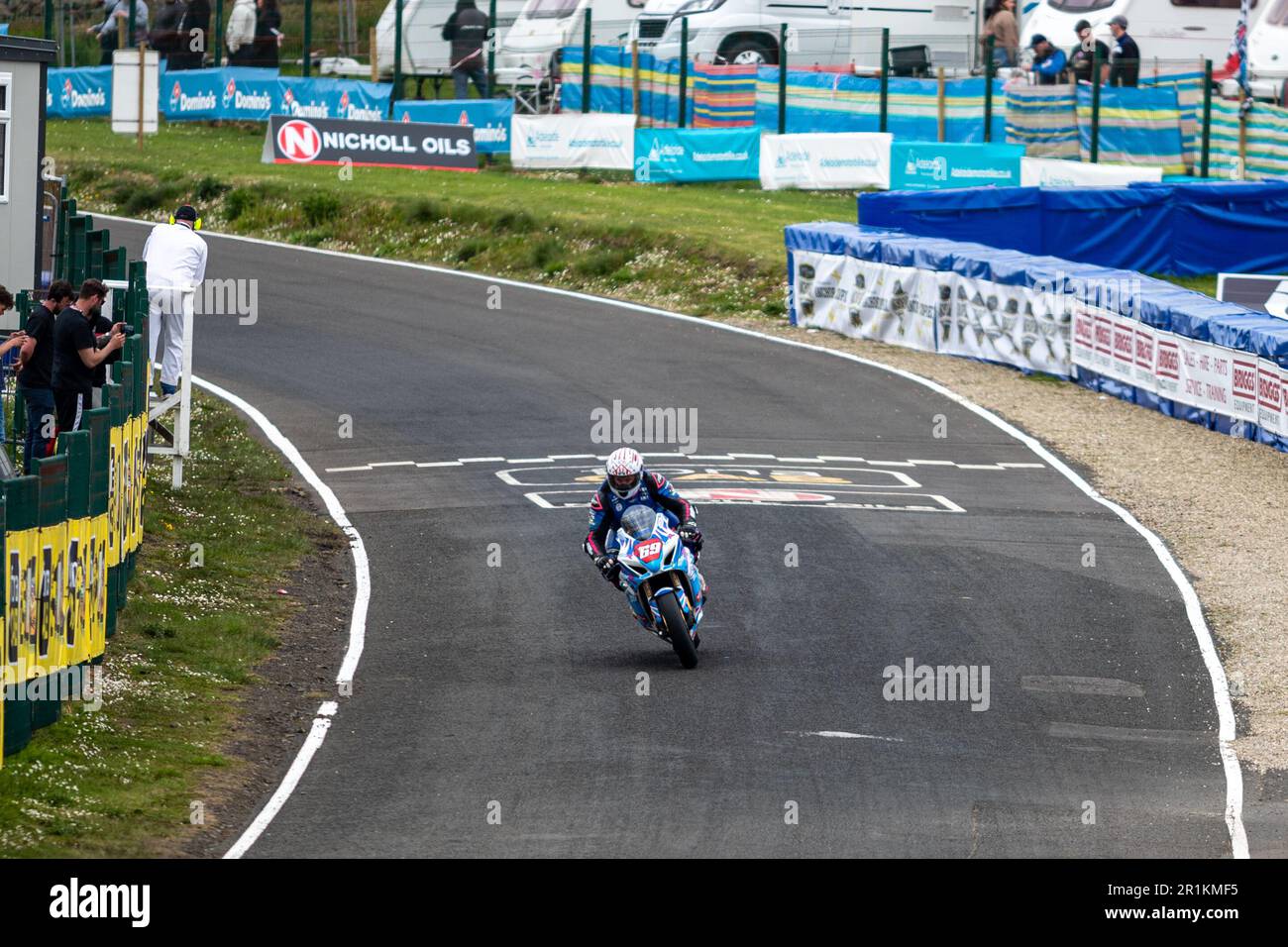 Portstewart, Großbritannien. 13. Mai 2023. Brad Clarke absolviert seine erste Runde des Superbike-Rennens 2023 NorthWest200, gesponsert von Merrow Hotel and Spa Credit: Bonzo/Alamy Live News Stockfoto