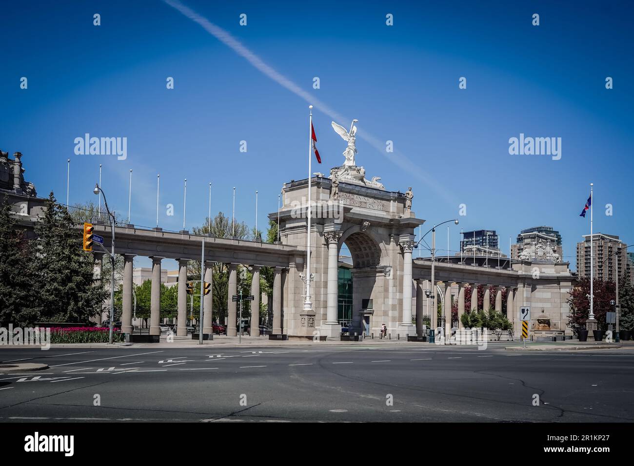 Das Princes' Gates ist ein Triumphbogen und ein monumentales Tor am Exhibition Place in Toronto, Ontario, Kanada. Aus Zement und Stein, der Tri Stockfoto