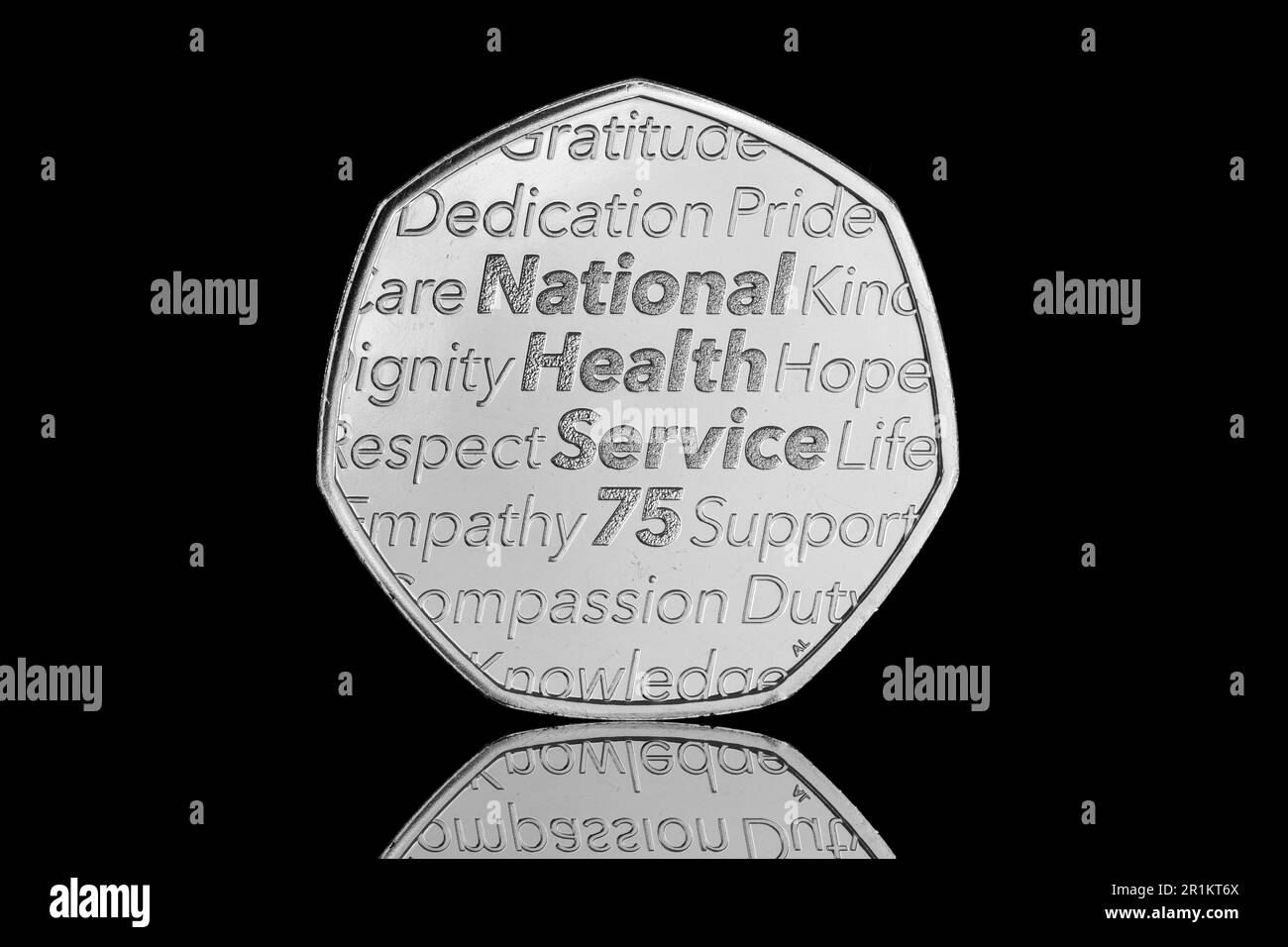 2023 wurden 50 Pence-Münzen ausgegeben, um dem 75. Jahrestag des Nationalen Gesundheitsdienstes zu gedenken. Auf der Münze steht König Karl III. Stockfoto