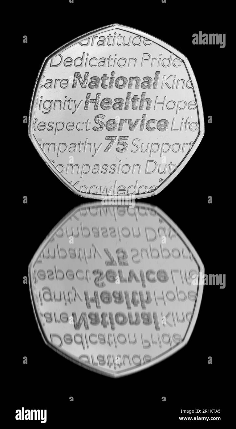 2023 wurden 50 Pence-Münzen ausgegeben, um dem 75. Jahrestag des Nationalen Gesundheitsdienstes zu gedenken. Auf der Münze steht König Karl III. Stockfoto