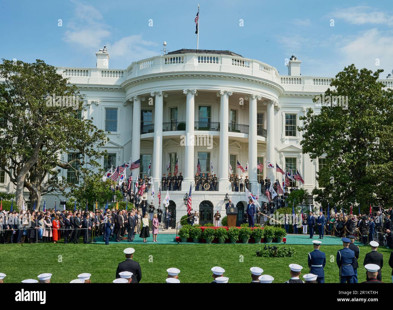 WASHINGTON, D.C., USA - 26. APRIL 2023: Die offizielle Ankunftszeremonie für den Staatsbesuch von Präsident Yoon Suk Yeol der Republik Korea. Stockfoto WASHINGTON, D.C., USA - 26. APRIL 2023: Die offizielle Ankunftszeremonie für den Staatsbesuch von Präsident Yoon Suk Yeol der Republik Korea. Stockfoto