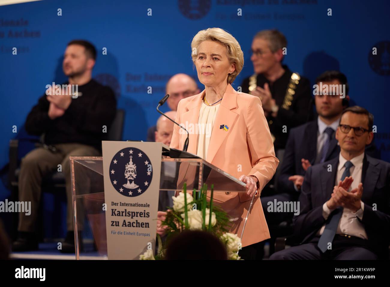 Während seines offiziellen Deutschlandbesuchs traf sich der ukrainische Präsident Volodymyr Zelensky mit dem Bundeskanzler Olaf Scholz. Der Staatschef dankte Olaf Scholz und dem gesamten deutschen Volk aufrichtig für jedes ukrainische Leben, das dank der Unterstützung Deutschlands gerettet wurde. Stockfoto