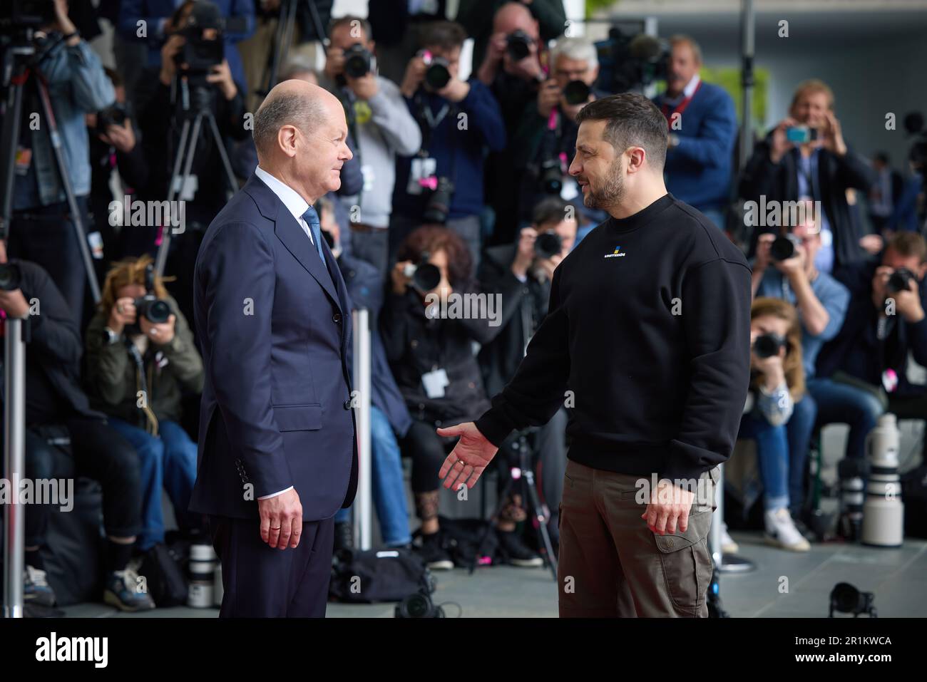 Während seines offiziellen Deutschlandbesuchs traf sich der ukrainische Präsident Volodymyr Zelensky mit dem Bundeskanzler Olaf Scholz. Der Staatschef dankte Olaf Scholz und dem gesamten deutschen Volk aufrichtig für jedes ukrainische Leben, das dank der Unterstützung Deutschlands gerettet wurde. Stockfoto