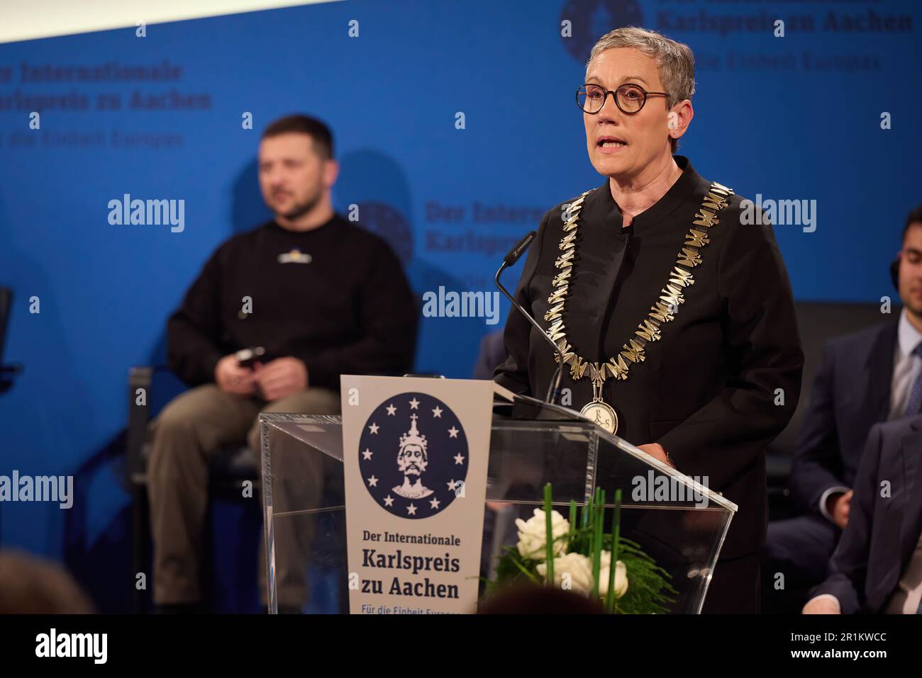 Während seines offiziellen Deutschlandbesuchs traf sich der ukrainische Präsident Volodymyr Zelensky mit dem Bundeskanzler Olaf Scholz. Der Staatschef dankte Olaf Scholz und dem gesamten deutschen Volk aufrichtig für jedes ukrainische Leben, das dank der Unterstützung Deutschlands gerettet wurde. Stockfoto