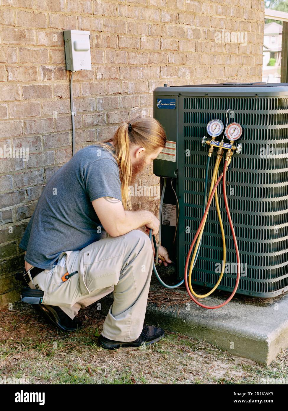 Klimaanlagen-Techniker oder -Techniker, der an einer Außenklimaanlage in  Alabama, USA, arbeitet Stockfotografie - Alamy