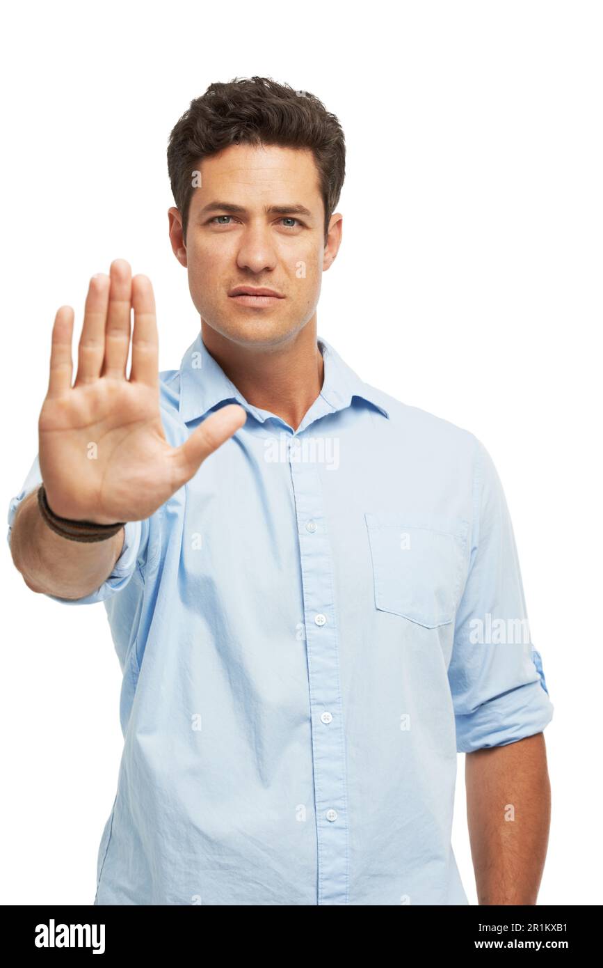 Kommen Sie nicht näher. Ein ernster junger Mann, der dir sagt, du sollst aufhören, während du isoliert auf weißem Hintergrund bist. Stockfoto