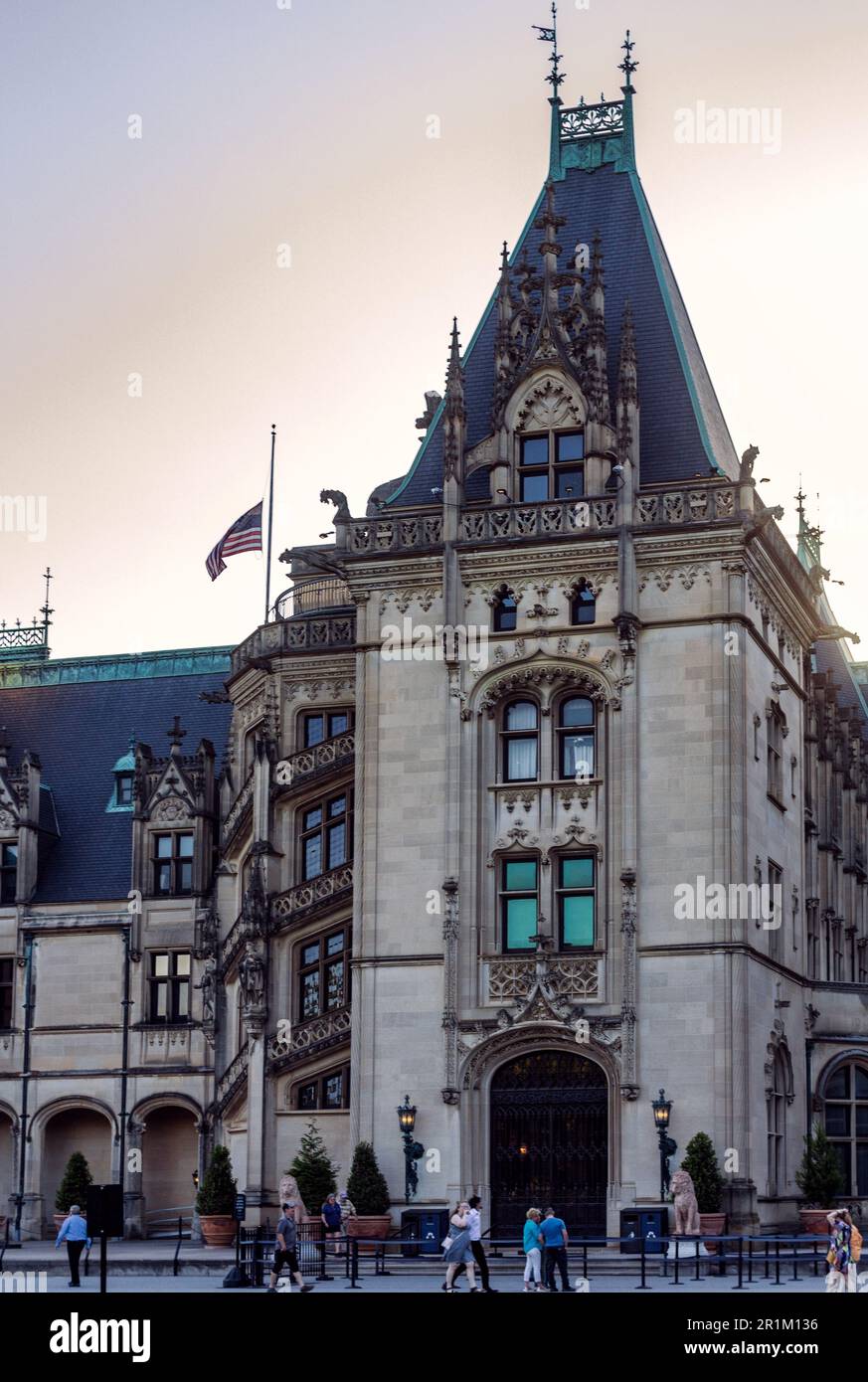 Wasserspeier sind hoch oben auf dem Dach des Eingangsturms des Biltmore House in Asheville, NC, USA, zu sehen Stockfoto