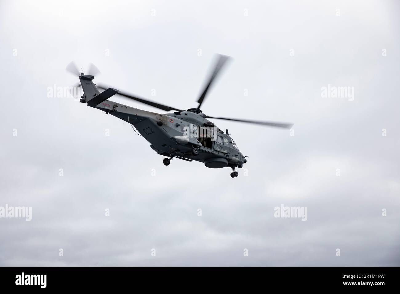 230512-N-NQ285-1821 NORDATLANTIK (12. Mai 2023) ein NATO-Frigatehubschrauber der italienischen Marine NH90 verlässt das Flugdeck des Arleigh-Burke-Klasse-Guided-Missile Destroyer USS Porter (DDG 78) während des Flugbetriebs zur Unterstützung von Training Förmable Shield 2023, 12. Mai 2023. Forcidable Shield ist eine zweijährliche Übung, bei der mehrere Live-Feuerereignisse gegen Unterschall-, Überschall- und ballistische Ziele stattfinden. Dabei sind mehrere alliierte Schiffe, Flugzeuge und Bodenstreitkräfte integriert, die über Kampfplätze hinweg arbeiten, um Effekte zu erzielen. (USA Marinebild von Mass Communication Specialist 2. Class Sawyer Con Stockfoto