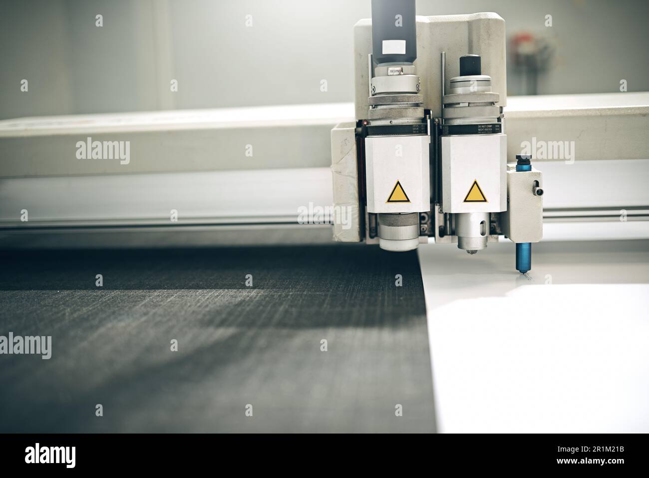 Präzises Drucken. Nahaufnahme eines Druckers bei der Arbeit in einer Druckerei. Stockfoto