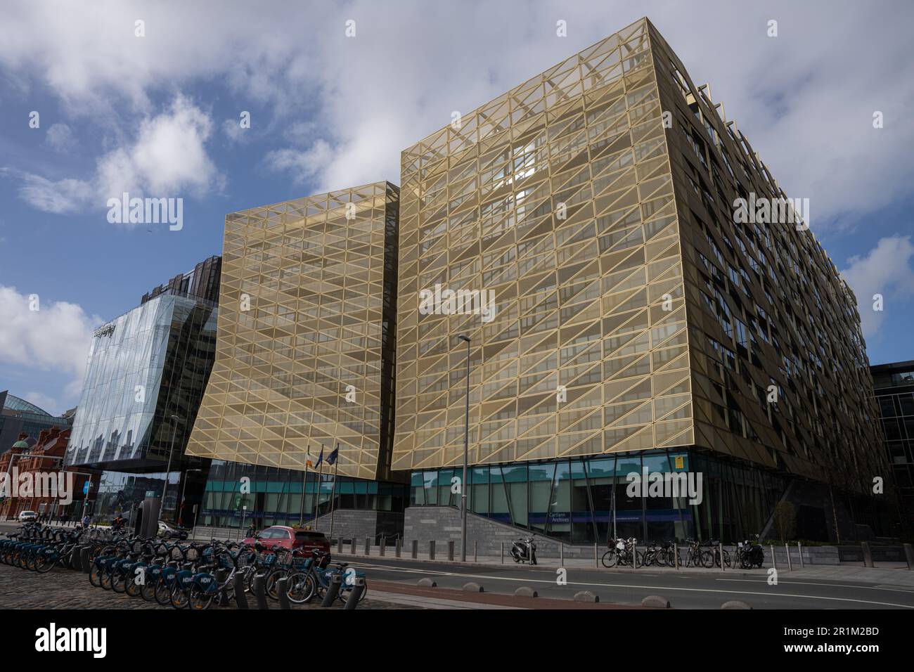 Dublin Docklands, Dublin 1, Irland, 29. März 2023. Central Bank of Ireland Bürogebäude mit Blick auf den Fluss Liffey und Dublin Bikes vorne Stockfoto