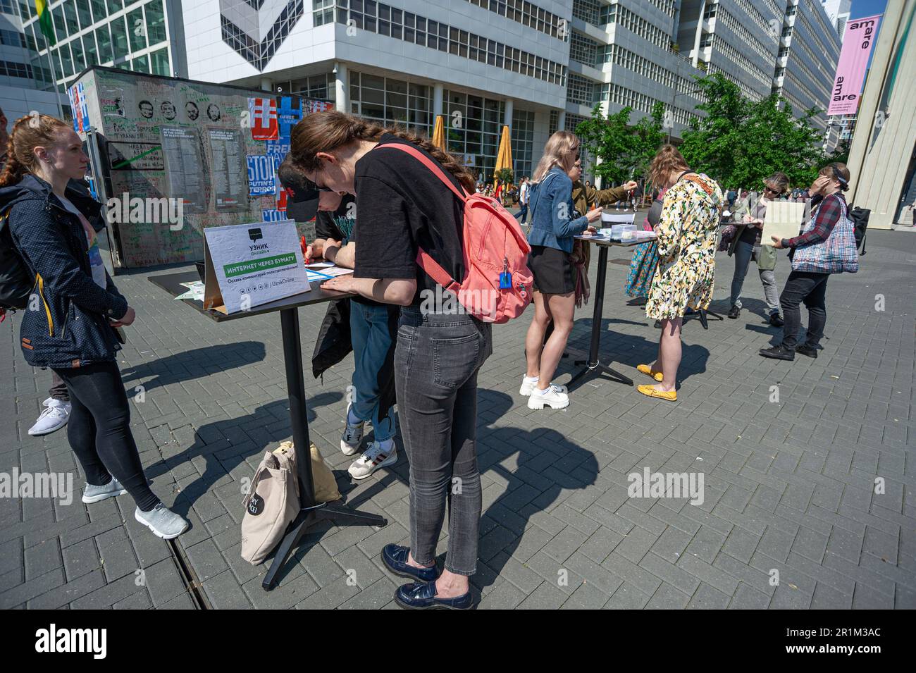 Spuiplein, Den Haag, Niederlande. Samstag, 13. Mai 2023. Der letzte Tag der #FreeNavalny-Zellausstellung in Den Haag. Russische Ex-Pats in der Hag Stockfoto