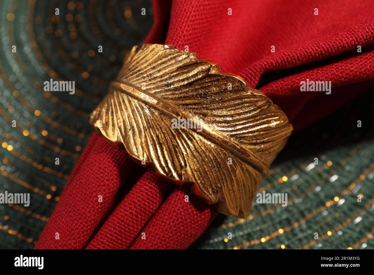 Rote Stoffserviette und Zierring auf der Serviermatte, Nahaufnahme Stockfoto