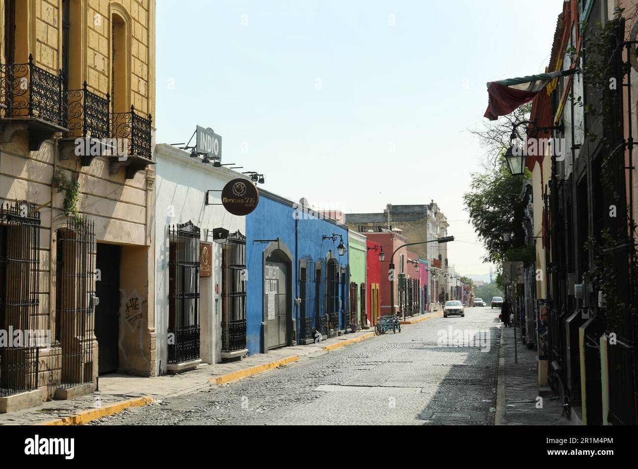 San Pedro Garza Garcia, Mexiko - 25. September 2022: Wunderschöne farbenfrohe Gebäude an der Stadtstraße Stockfoto