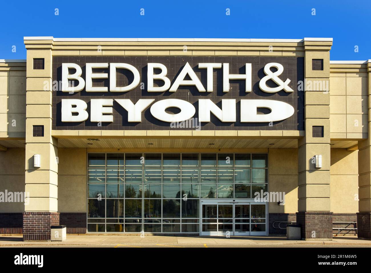 Ottawa, Kanada - 14. Mai 2023: Geschlossenes Schild auf Bed Bath & Beyond Store auf Strandherd Dr. das Unternehmen hat kürzlich einen Antrag auf Konkursschutz gemäß Kapitel 11 gestellt Stockfoto