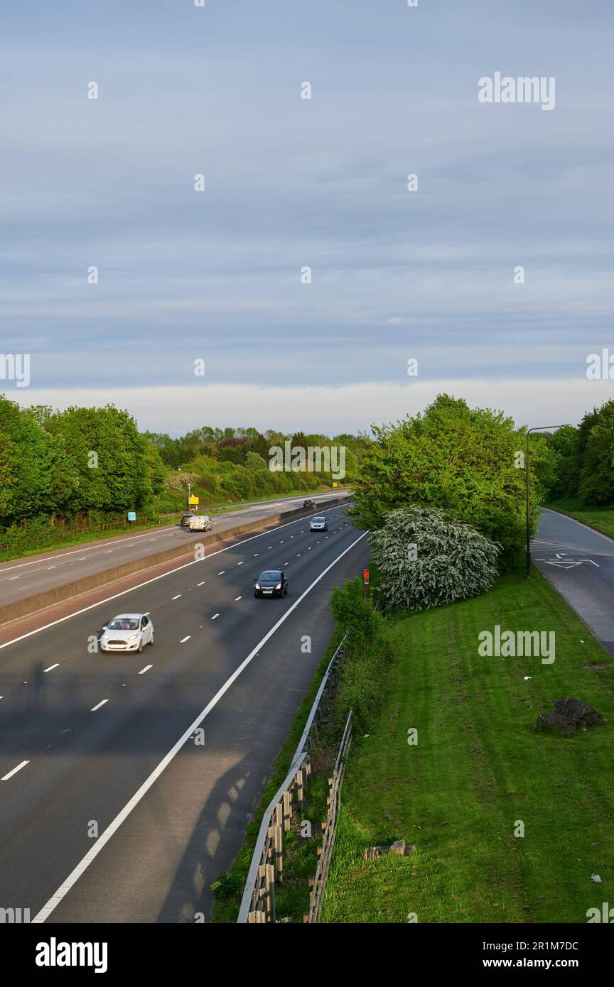 Überkopfbild einer dreispurigen Autobahn bei Tageslicht mit Bewegungsunschärfe des Verkehrs Stockfoto