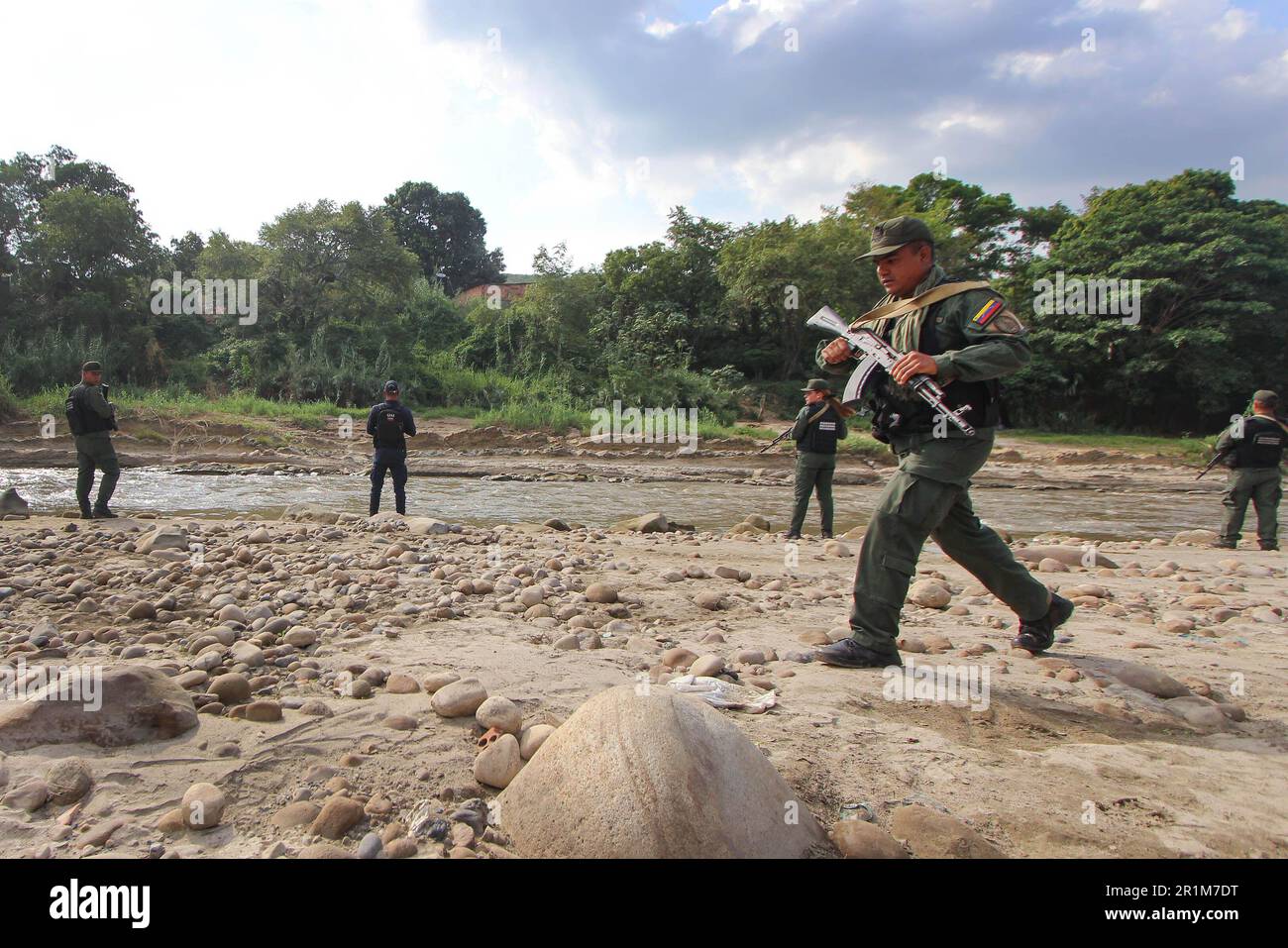 Militärpersonal der bolivarischen nationalen Streitkräfte (FANB) in der Nähe des Flusses T·chira, der natürlichen Grenze zwischen Venezuela und Kolumbien, während militärischer Operationen zur Verteidigung und zum Schutz des Grenzübergangs. Nach offiziellen Quellen wurden über 1.300 Soldaten und Polizisten aus den verschiedenen Teilen der venezolanischen Streitkräfte stationiert, und zwar durch eine Operation, deren Hauptziel die Kontrolle der illegalen Straßen ist, die als "Trochas" bekannt sind, um die Grenze zu überqueren, und auf diese Weise Reduzierung der Kriminalität in der Nachbarschaft zu Kolumbien. Stockfoto