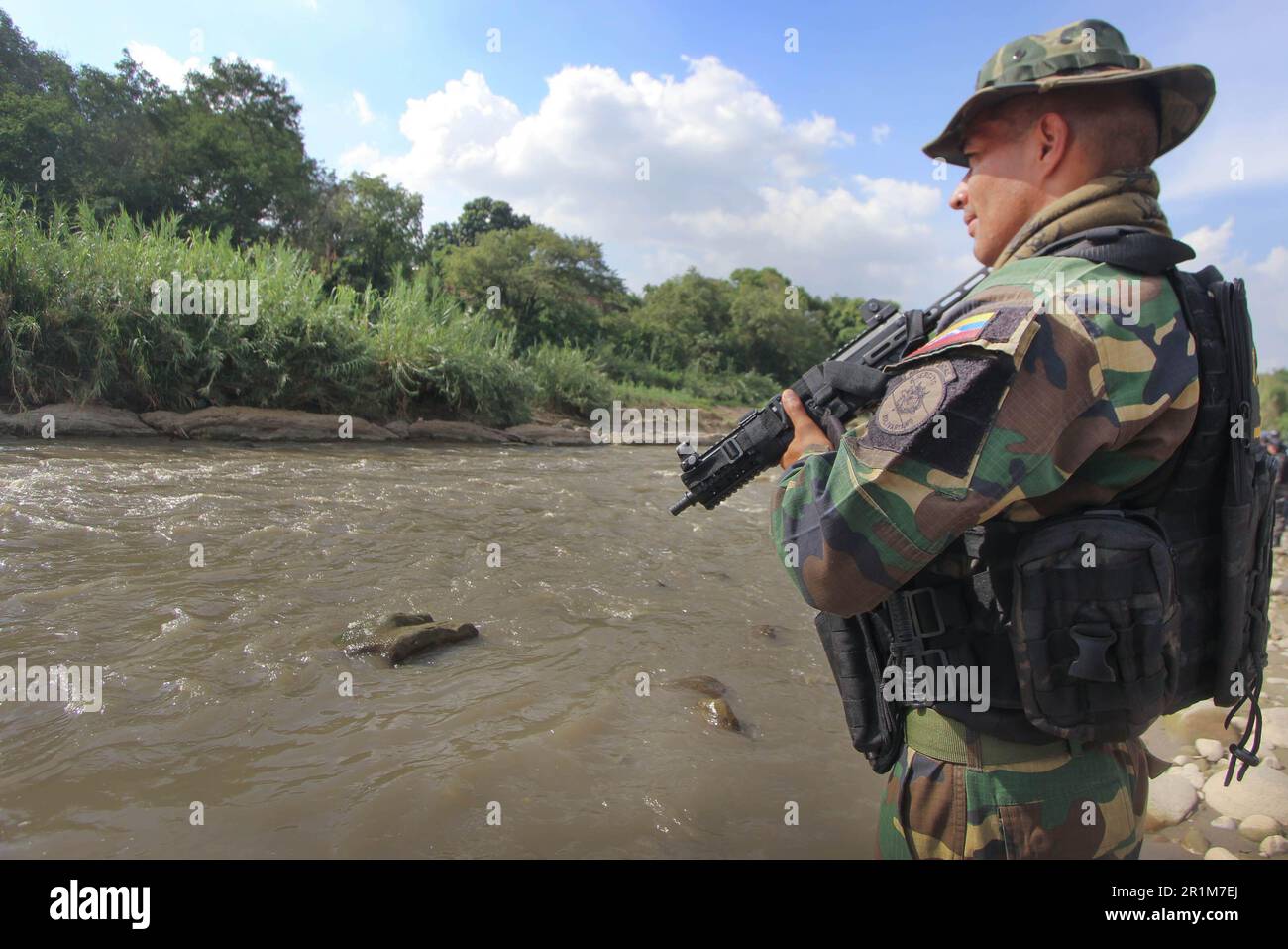 Militärpersonal der bolivarischen nationalen Streitkräfte (FANB) in der Nähe des Flusses T·chira, der natürlichen Grenze zwischen Venezuela und Kolumbien, während militärischer Operationen zur Verteidigung und zum Schutz des Grenzübergangs. Nach offiziellen Quellen wurden über 1.300 Soldaten und Polizisten aus den verschiedenen Teilen der venezolanischen Streitkräfte stationiert, und zwar durch eine Operation, deren Hauptziel die Kontrolle der illegalen Straßen ist, die als "Trochas" bekannt sind, um die Grenze zu überqueren, und auf diese Weise Reduzierung der Kriminalität in der Nachbarschaft zu Kolumbien. Stockfoto