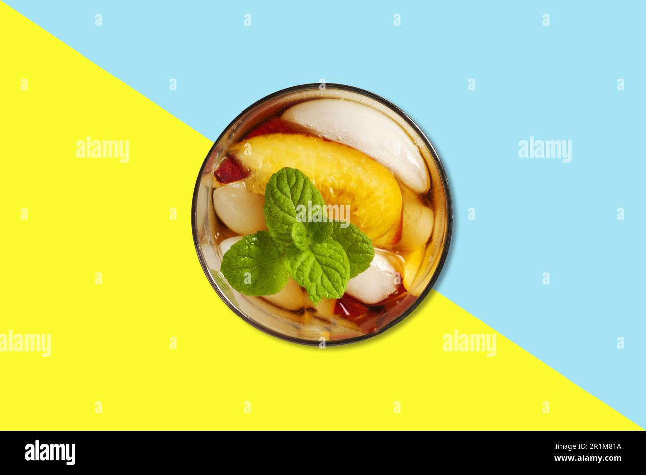 Apfelsaft auf kleinem Becher mit Pfefferminzblattflachlage isoliert. Stockfoto