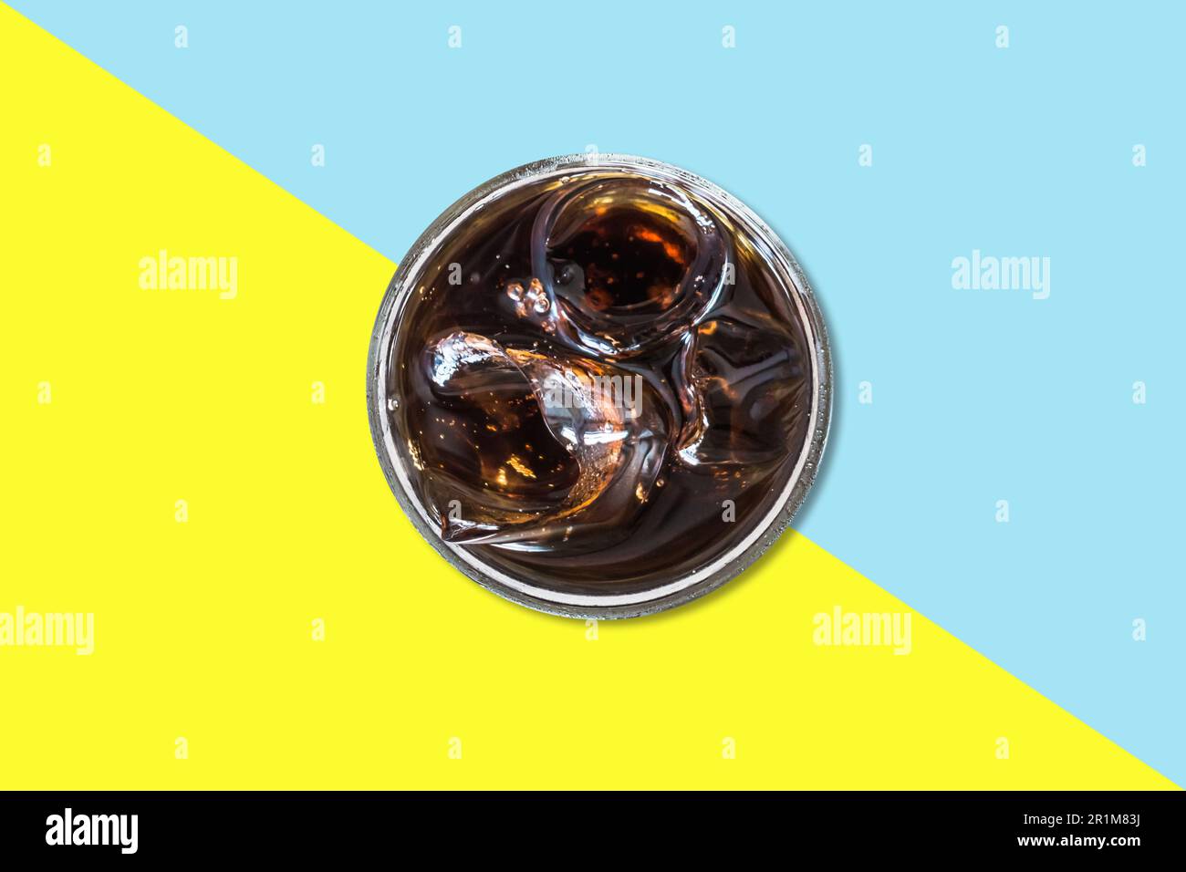 Zweiteilige Eissteine über Sodawasser, minimalistisches Konzept. Stockfoto