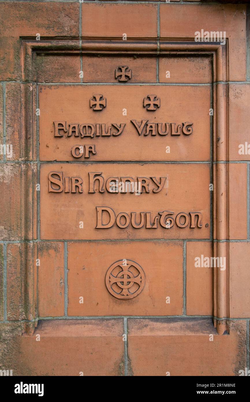 Denkmal auf dem Doulton Terracotta Mausoleum auf dem West Norwood Cemetery, einem von Londons „Magnificent Seven“ Friedhöfen, London, England, Großbritannien Stockfoto