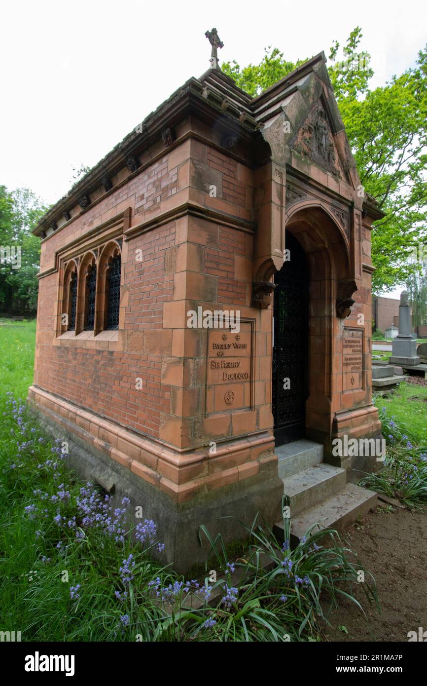 Das Doulton Terracotta Mausoleum auf dem West Norwood Cemetery, einem der „Magnificent Seven“ Friedhöfe in London, England, Großbritannien Stockfoto