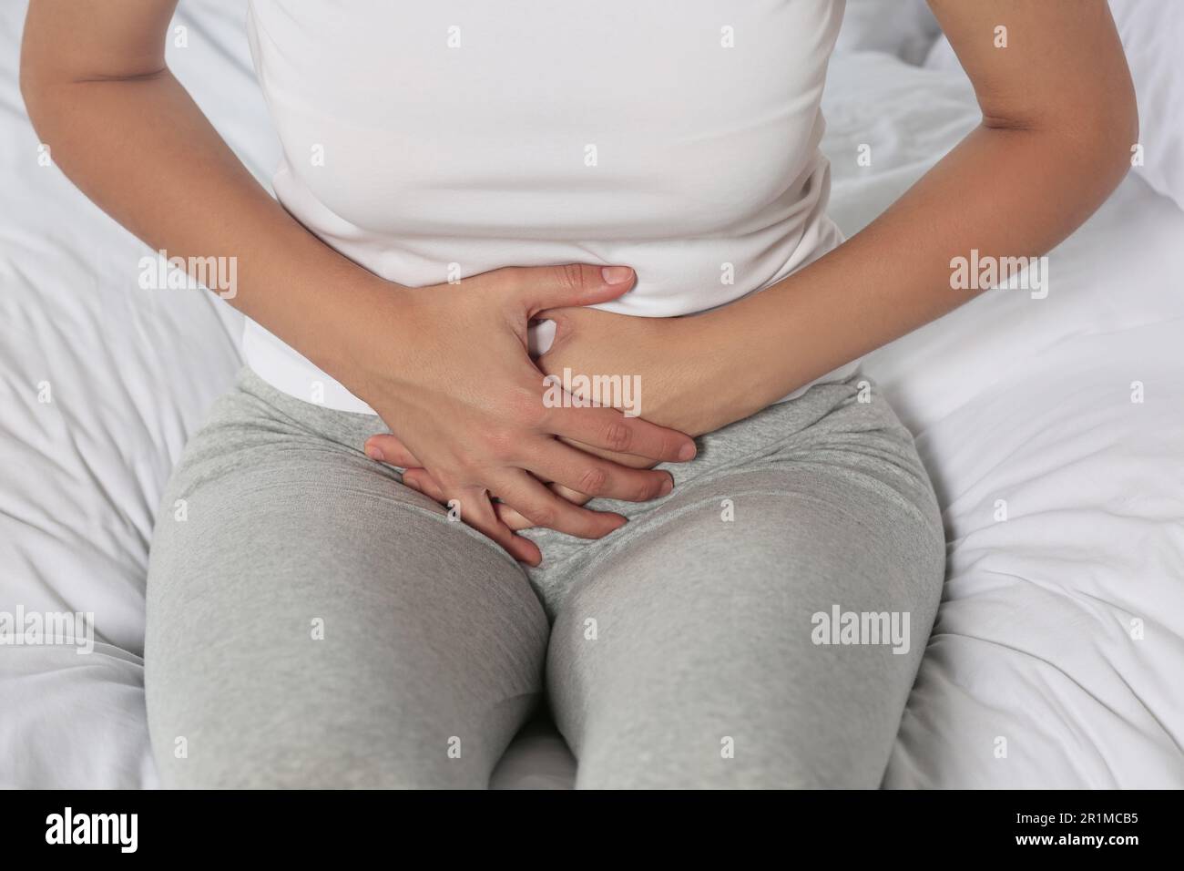 Junge Frau mit Zystitis im Bett, Nahaufnahme Stockfoto