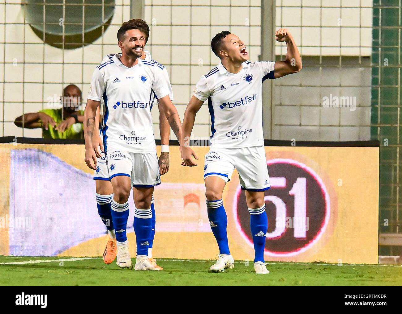 Belo Horizonte, Brasilien. 14. Mai 2023. Mineirao Stadium Marlon Xavier do Cruzeiro feiert sein Tor mit Gilberto während des Spiels zwischen America Mineiro und Cruzeiro für die 6. Runde der brasilianischen Meisterschaft 2023 in der Arena Independencia am Sonntag 14. 30761 $ (Gledston Tavares/SPP) Guthaben: SPP Sport Press Photo. Alamy Live News Stockfoto