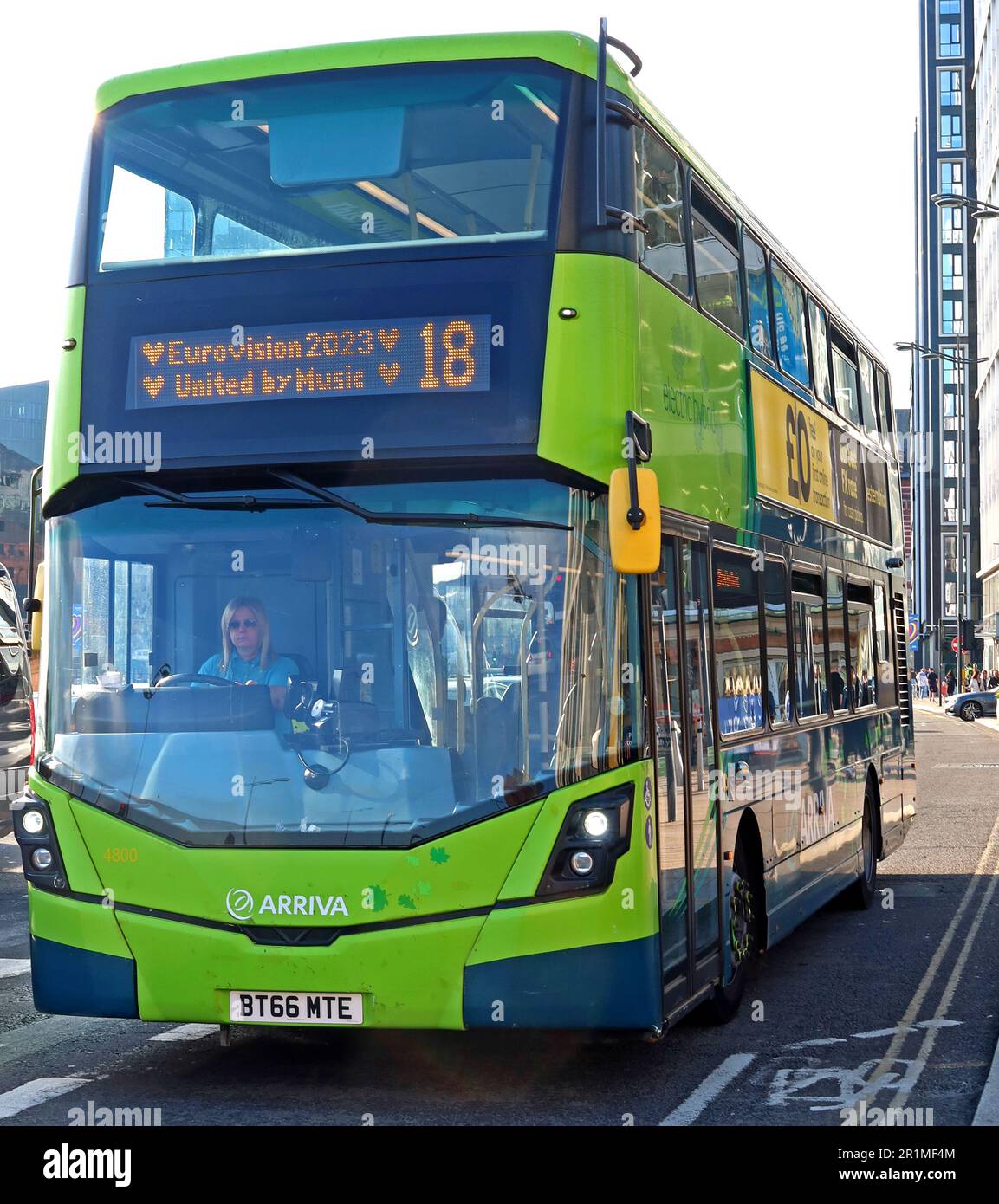 Cleaner, Electric Hybrid, Volvo Arriva Bus 18, vor Liverpool One Busbahnhof, Paradise Street, Liverpool, Merseyside, England, UK, L1 3EU Stockfoto
